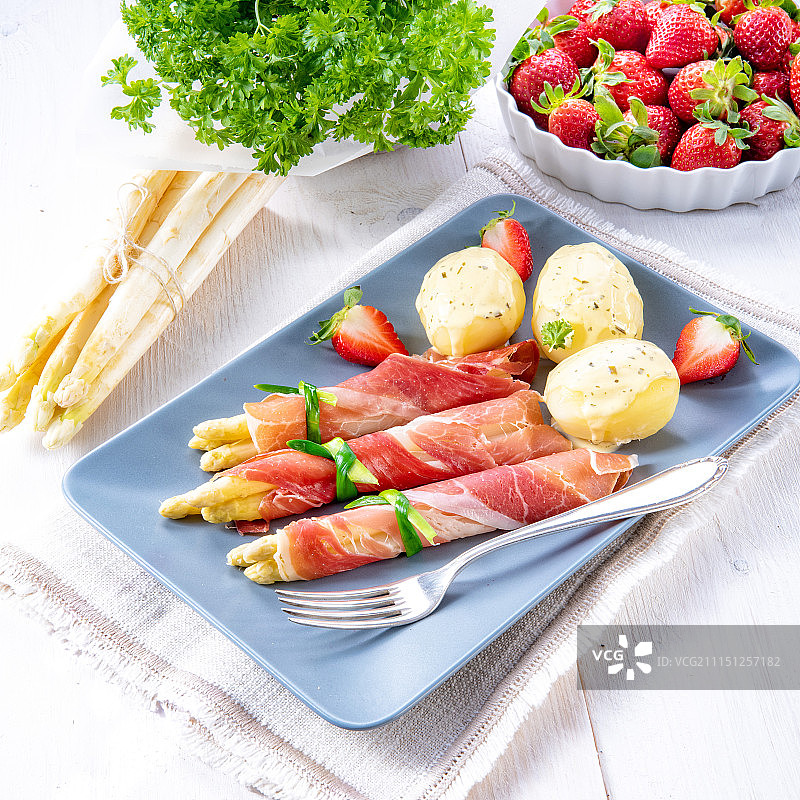 芦笋火腿卷配草莓和荷兰酱图片素材