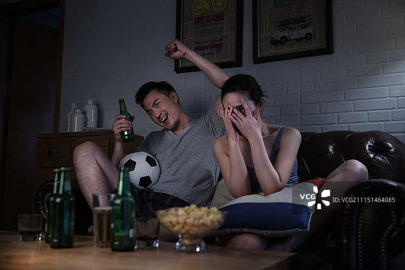 青年情侣熬夜看世界杯图片素材