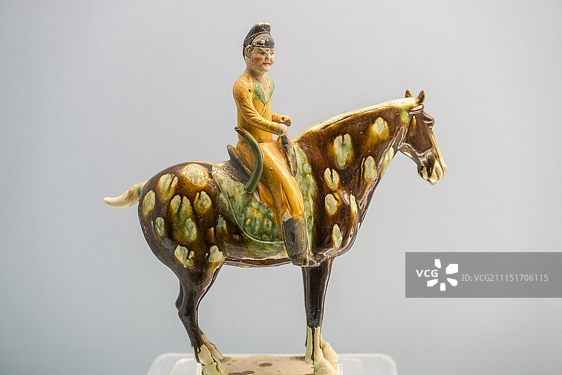 唐 彩色釉陶骑马男俑图片素材