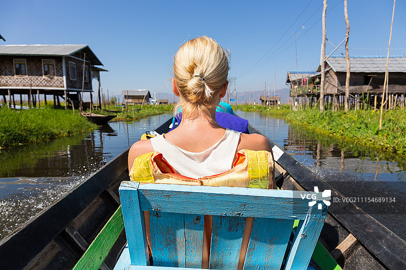 女性游客乘坐传统的船旅行。图片素材