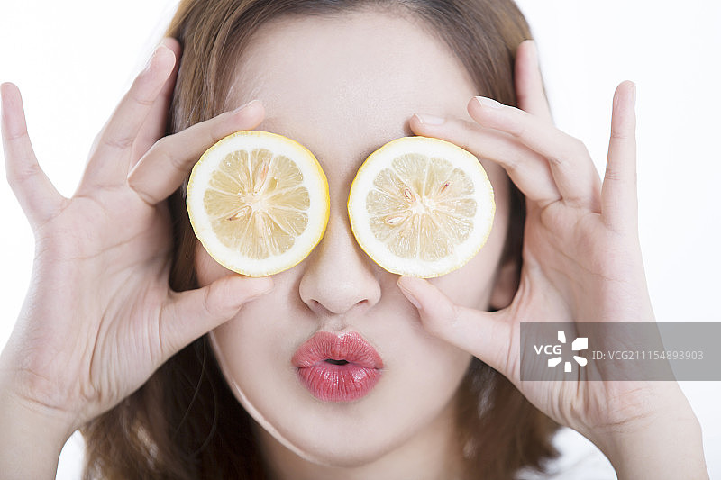 青年女人美容护肤，关于柠檬的秘密图片素材