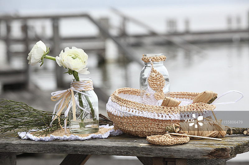 麻花编织的面包篮子，桌布和用麻花装饰的玻璃瓶图片素材