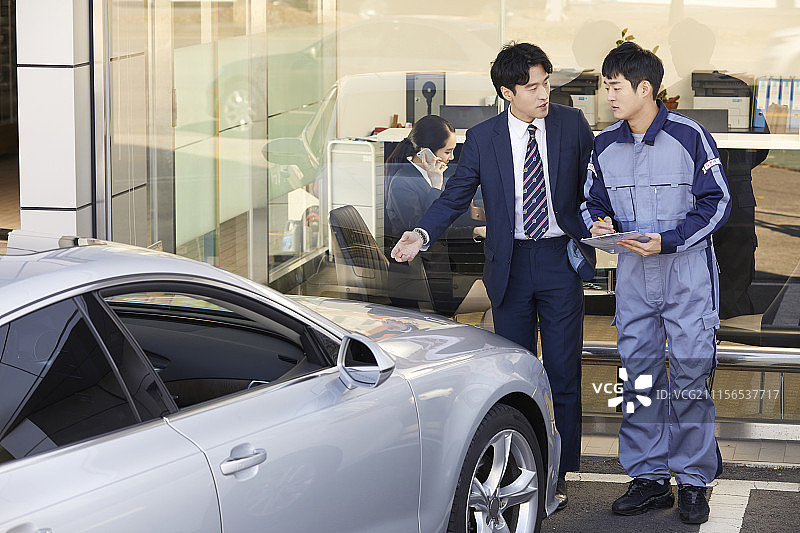 汽车服务中心、工人、客户建议,韩国人图片素材
