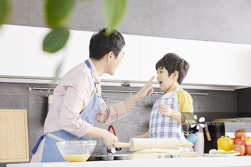 准备食物,父亲,儿子,韩国人图片素材