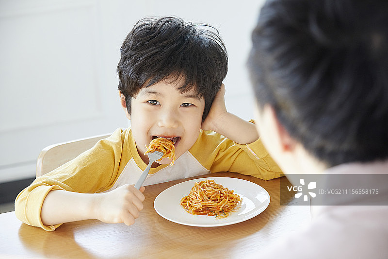 的生活方式,食物,吃,父亲,儿子,韩国人图片素材