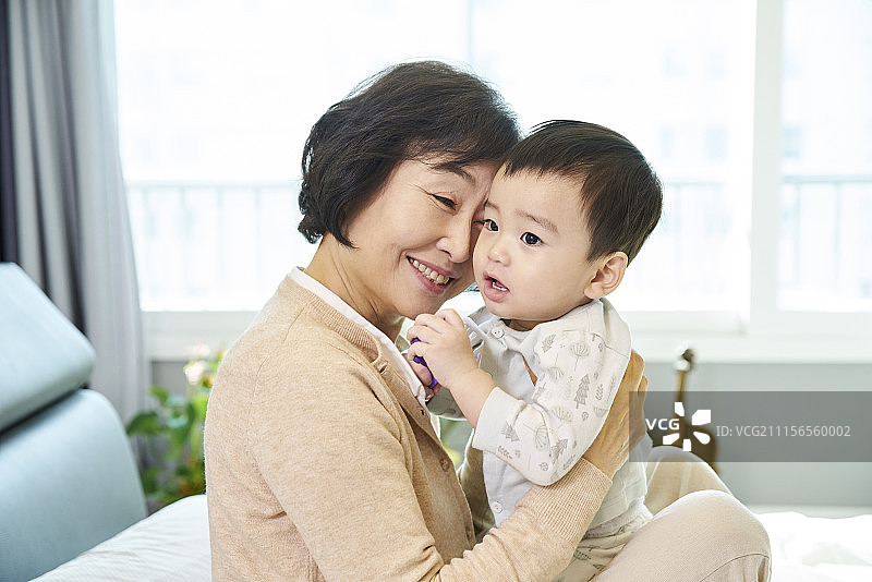 婴儿护理,奶奶,孙子,韩国人图片素材