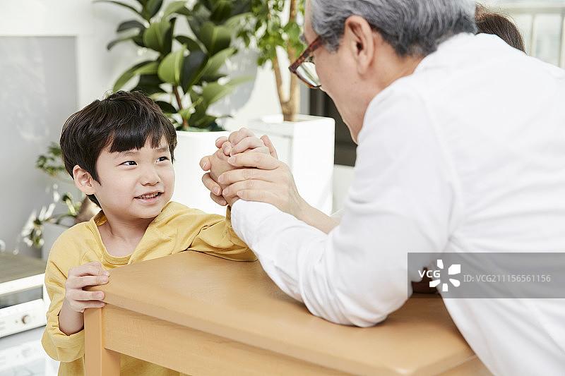 婴儿护理,爷爷,孙子,韩国人图片素材