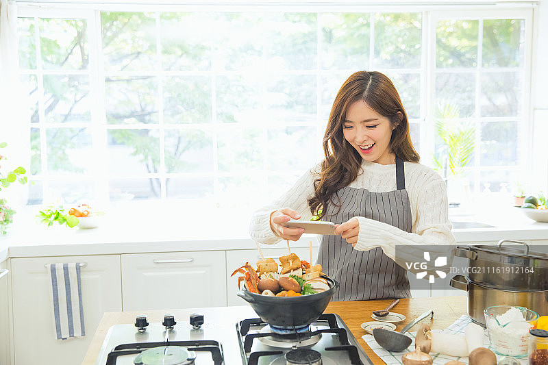 韩语、女人、烹饪(食物制作)、厨房、厨师、食物造型师、智能手机、摄影、单身生活(科目)图片素材