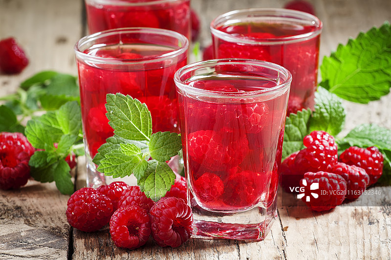 玻璃杯里的树莓汁和薄荷汁图片素材