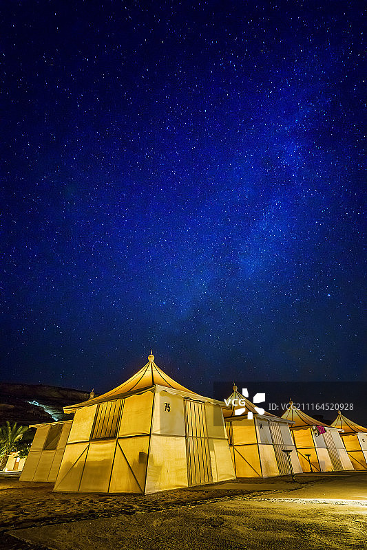 在约旦亚喀巴瓦迪拉姆的拜特阿里营地，夜晚星空下，被照亮的贝都因帐篷图片素材