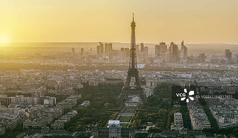 日落时巴黎的埃菲尔铁塔图片素材