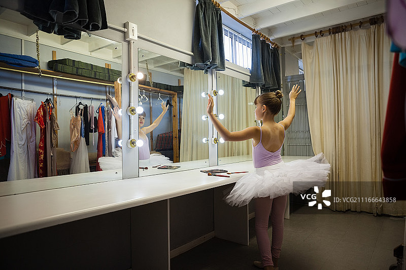 女孩在练习芭蕾舞时对着镜子的后视图图片素材