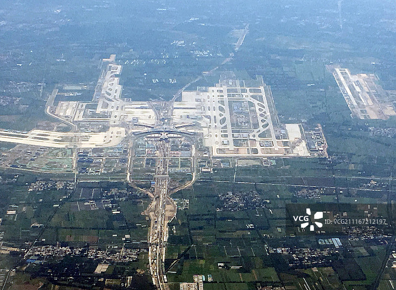 飞机中俯瞰建设中的“北京大兴国际机场”图片素材
