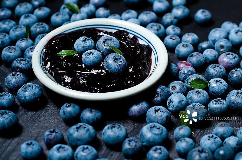 小碗里的蓝莓和蓝莓果酱图片素材