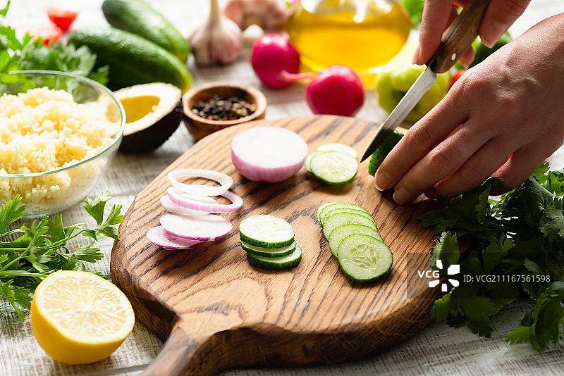 女性切新鲜蔬菜做沙拉图片素材