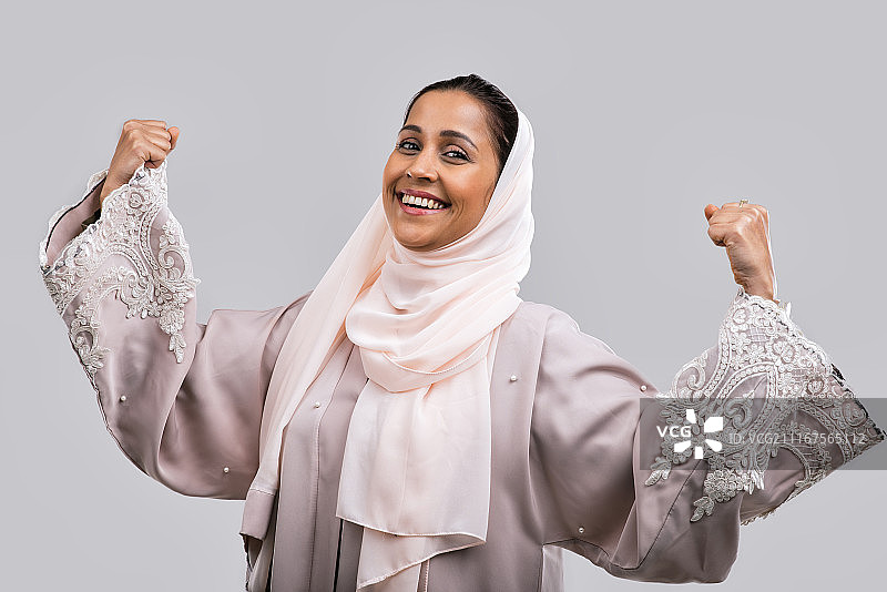 穿着阿巴哈的美丽中东女人图片素材