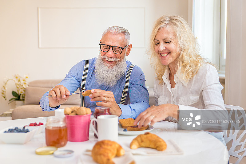 老年夫妇吃早餐图片素材