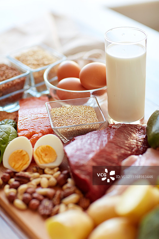 健康饮食与饮食理念——餐桌上天然富含蛋白质的食物。餐桌上的天然蛋白质食物图片素材