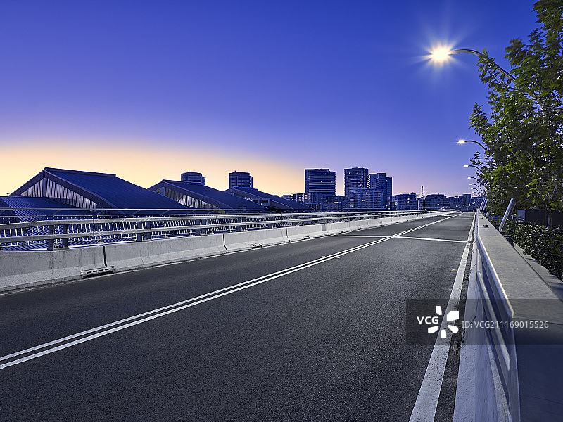 黎明时分的现代都市大桥图片素材