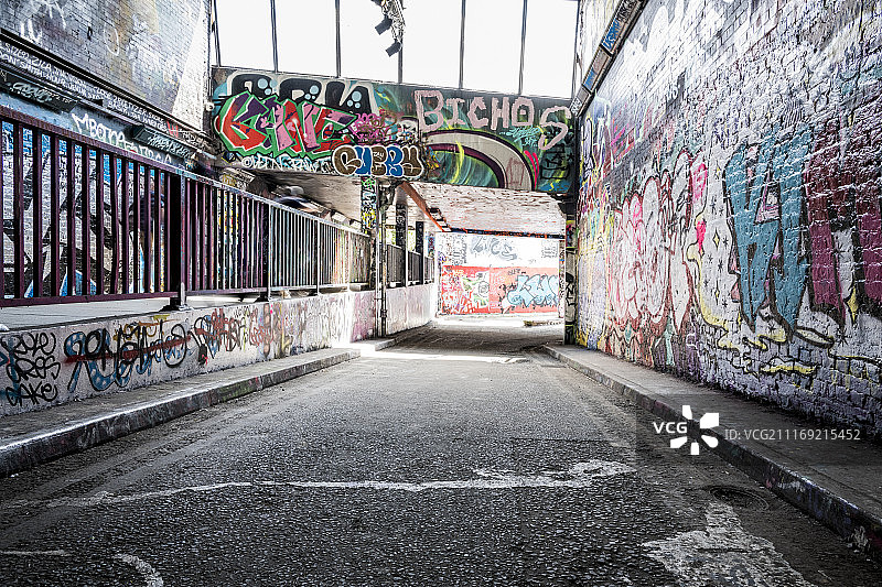 英国伦敦的一条砖砌隧道，上面布满了涂鸦图片素材