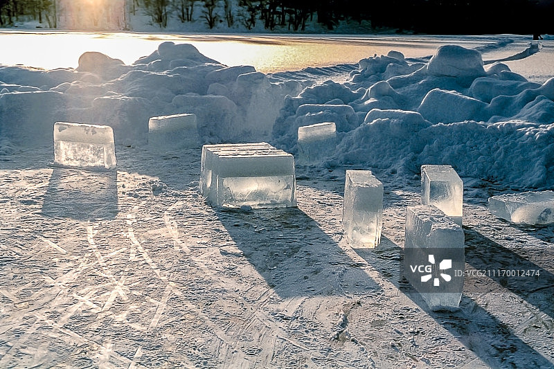 在一个寒冷的冬天，固体透明的冰块站在结冰的水面上图片素材