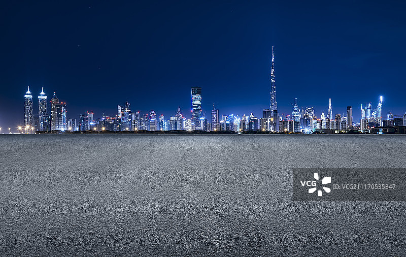 迪拜摩天大楼繁华夜景和广场地面光效果图片素材