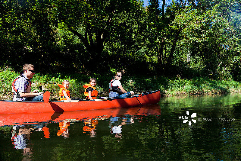 一家人坐在独木舟上图片素材