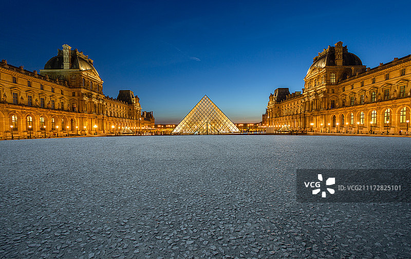 法国卢浮宫建筑夜景图片素材