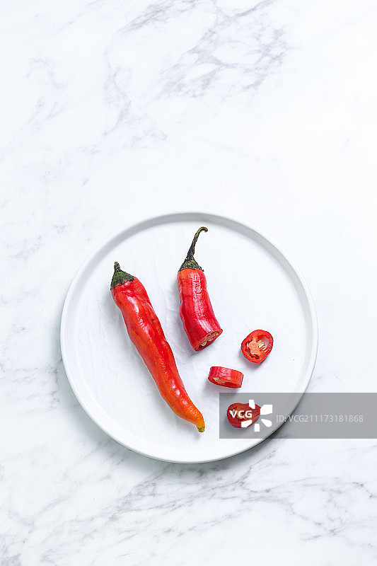 放在白色背景上的新鲜红色辣椒图片素材