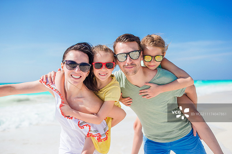 美丽家庭在海滩度假的肖像图片素材
