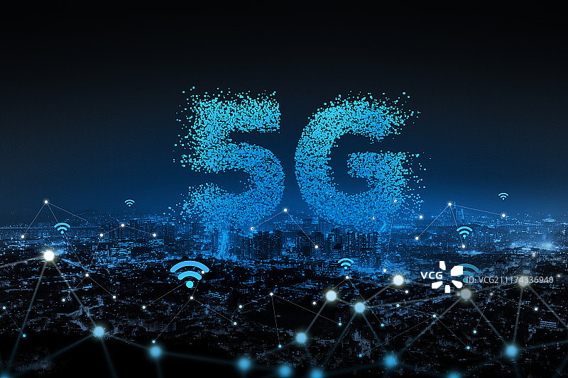 5G网络接口的东西与现代城市天际线3D渲染。智慧城市与通信网络概念。002图片素材
