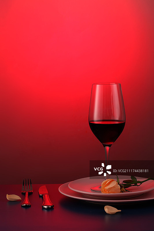 餐桌上的红酒图片素材