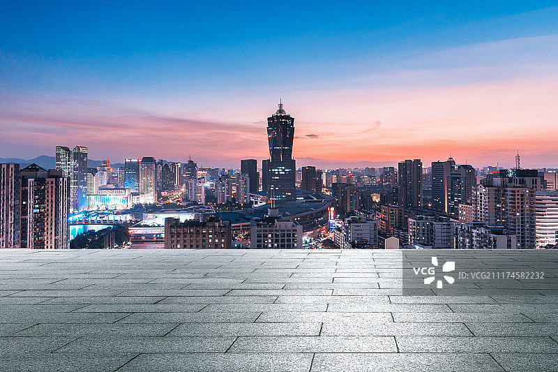 空旷的平台和杭州地标性建筑图片素材