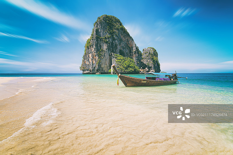 长尾船在著名的阳光长滩，甲米泰国，安达马图片素材