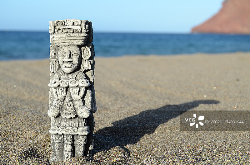 沙滩上的古玛雅雕像图片素材