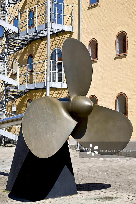 现代螺旋桨艺术雕塑在斯文堡港，富南，丹麦，欧洲图片素材