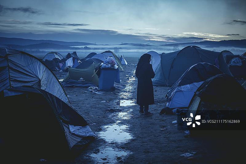 希腊-马其顿边境的伊多梅尼难民营，营地在大雨后的早晨，欧洲希腊马其顿中部的伊多梅尼图片素材