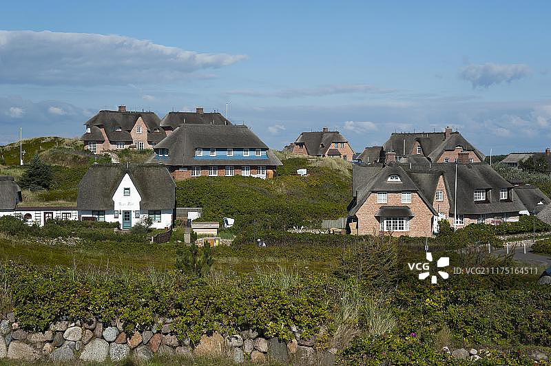 在德国，欧洲，北弗里斯兰，石勒苏益格-荷尔斯泰因的沙丘上的房子图片素材