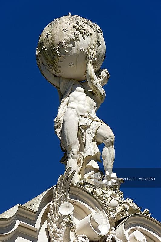 阿特拉斯雕像支持天球在施洛斯林德霍夫宫的屋顶，上巴伐利亚，德国，欧洲图片素材