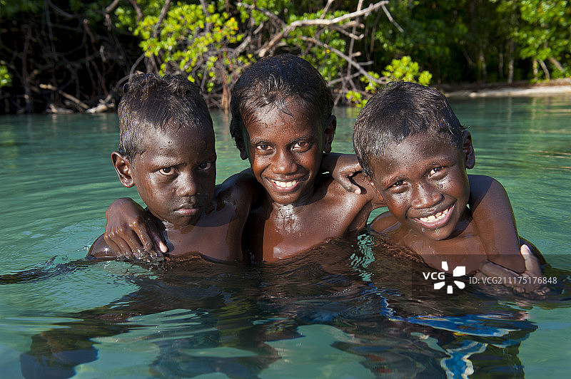 当地男孩在马罗沃泻湖的水，马罗沃泻湖，西部省，所罗门群岛，大洋洲图片素材