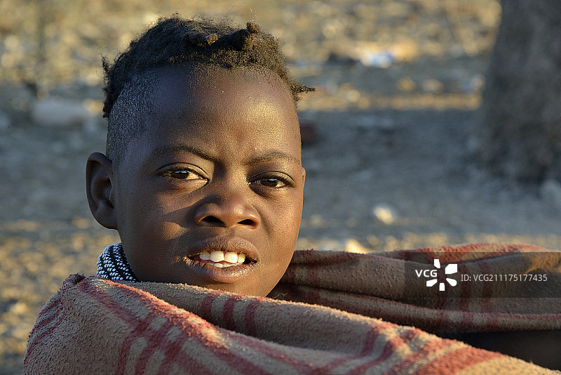 年轻的牧羊女，来自非洲纳米比亚的姆邦博、考柯兰、库内尼的辛巴人图片素材