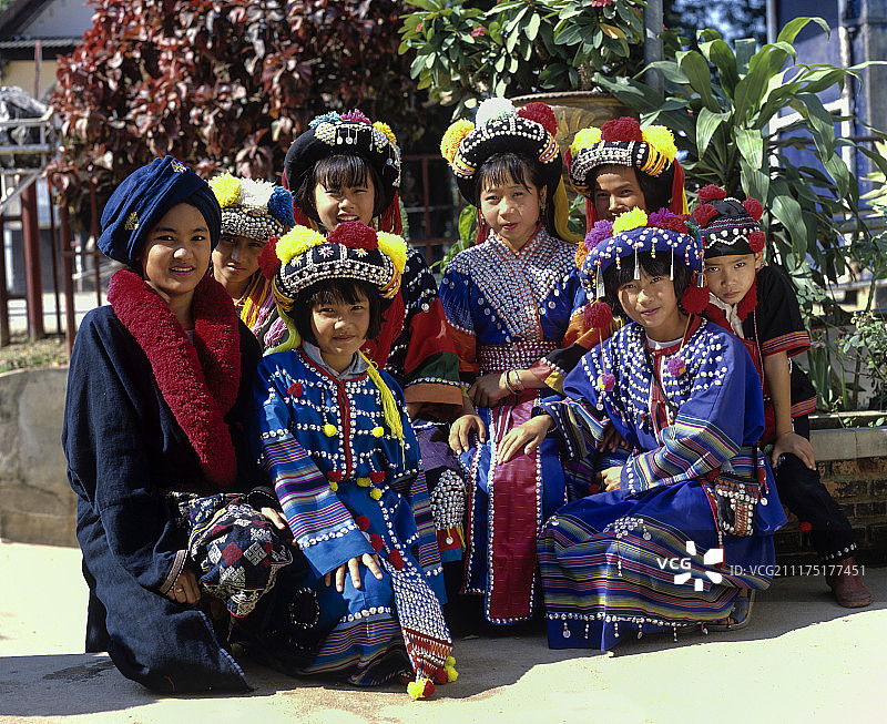 一群来自傈僳族山区部落的孩子，穿着传统服饰和头饰，泰国，泰国，泰国北部清莱省图片素材