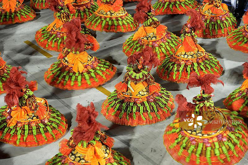 2013年巴西里约热内卢狂欢节上，巴西萨盖罗桑巴舞学校的舞者们穿着拖地裙游行图片素材