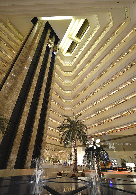 室内景观，大堂和电梯在多哈喜来登酒店，多哈，多哈，卡塔尔，亚洲图片素材