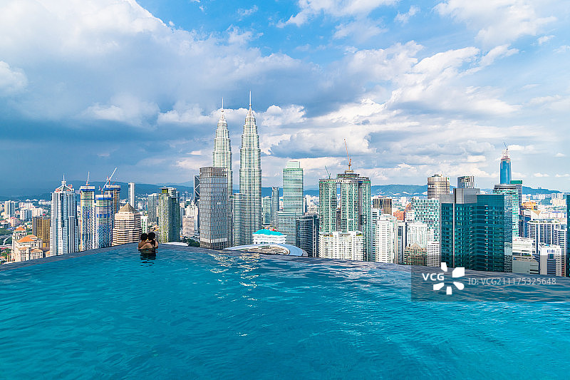 马来西亚吉隆坡高层酒店的无边泳池图片素材