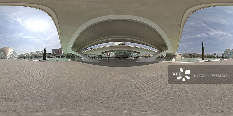 360°HDRI展示了未来主义建筑结构和池塘前面的砖铺区域，西班牙瓦伦西亚图片素材