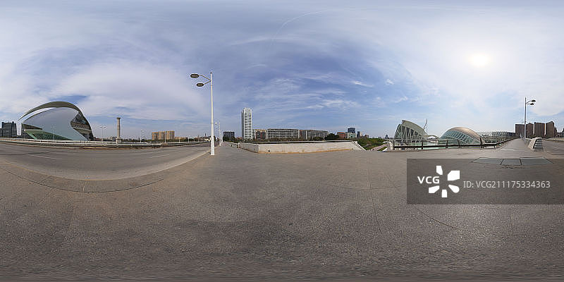 360°HDRI展示了西班牙巴伦西亚现代未来主义建筑附近的一条主干道图片素材
