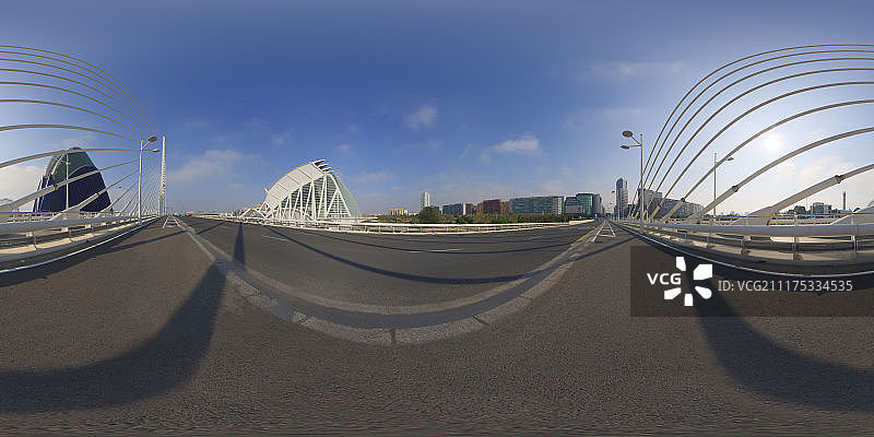 360°HDRI展示了西班牙巴伦西亚现代未来主义建筑附近的主要公路桥图片素材