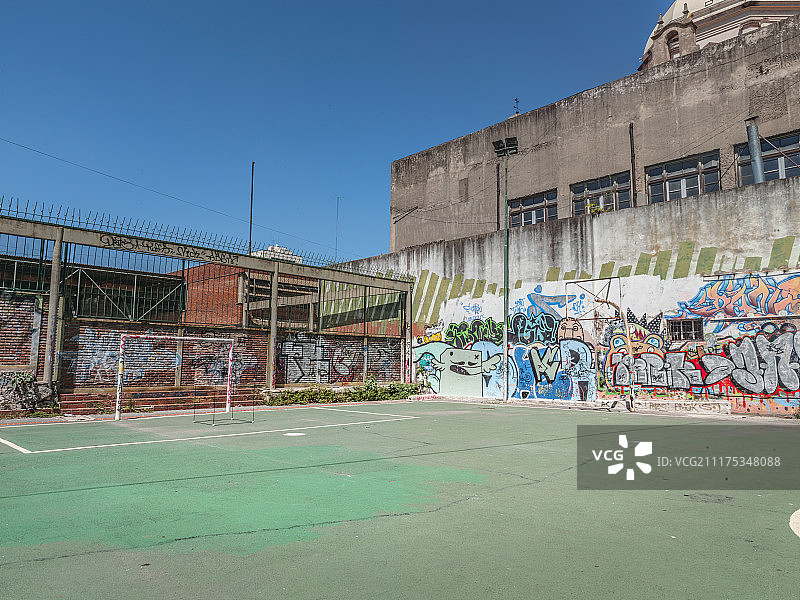 后板显示一个混凝土球场涂鸦墙在布宜诺斯艾利斯，阿根廷图片素材