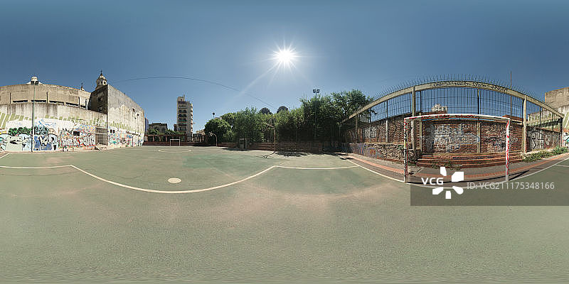 在阿根廷的布宜诺斯艾利斯，360°HDRI展示了一个带有涂鸦墙的混凝土球场图片素材